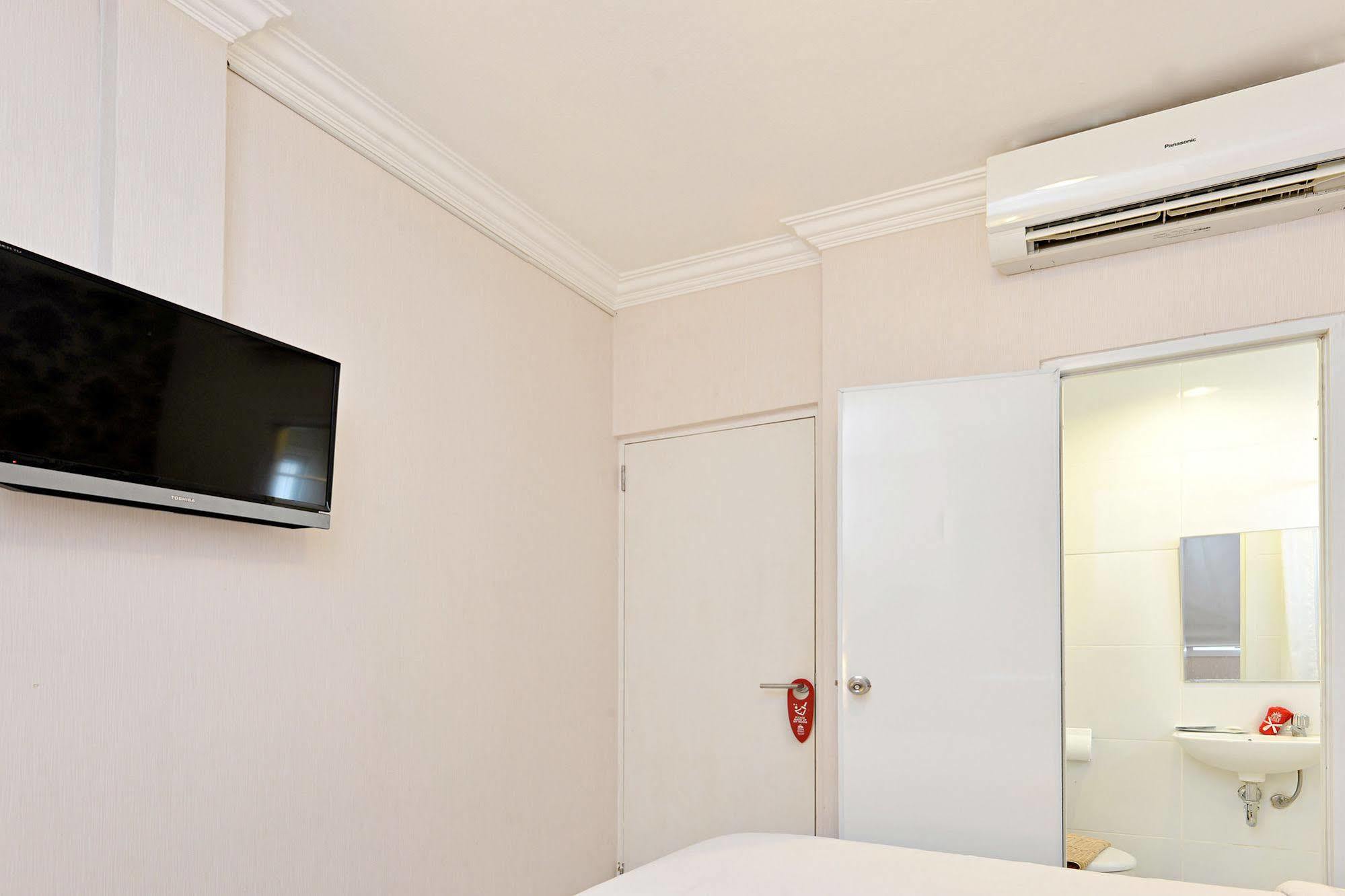 Zen Rooms Basic Tangerang Aeropolis Bagian luar foto